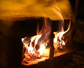 Holzofen mit Feuer